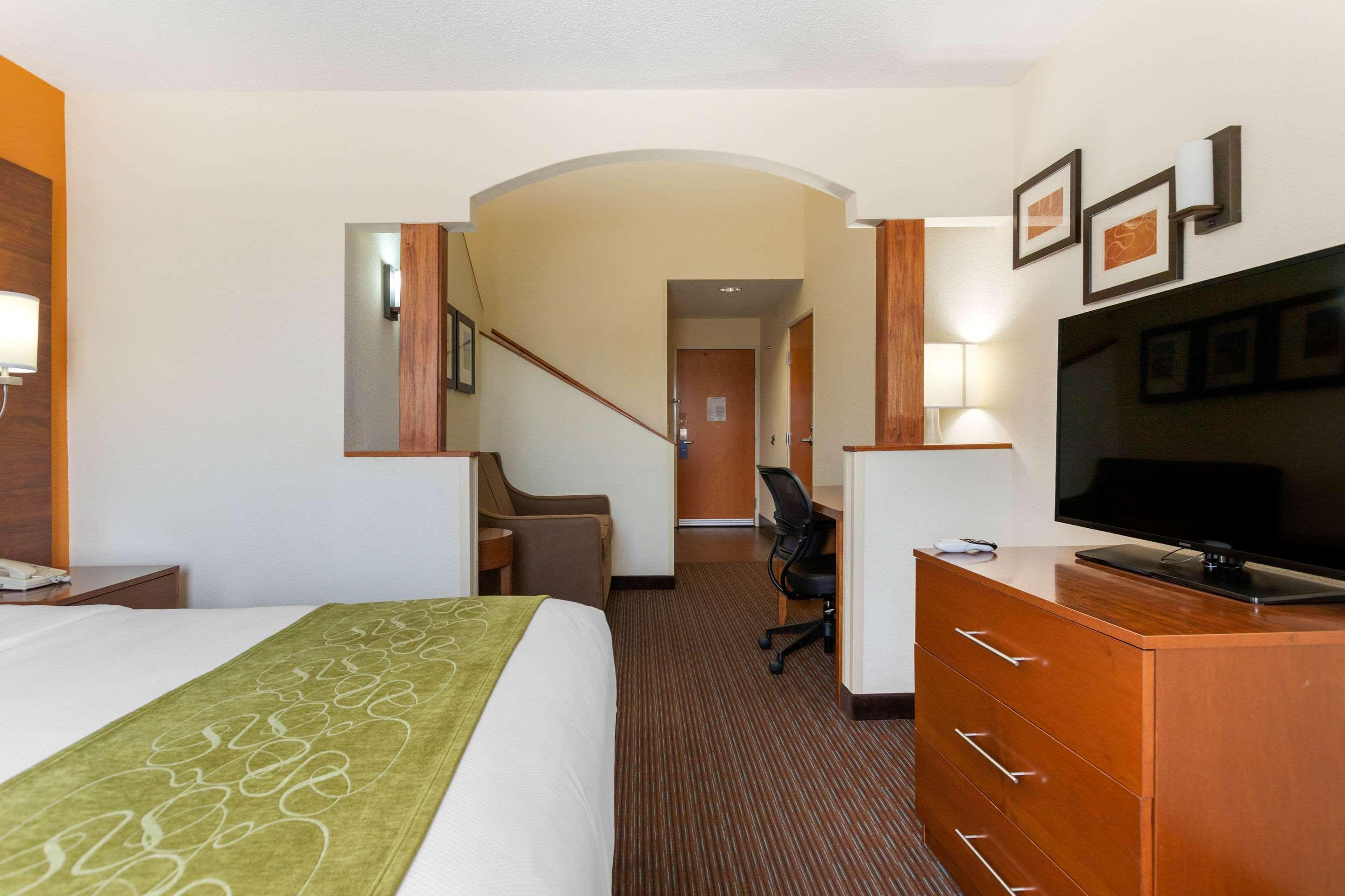Comfort Suites Stevensville - St Joseph Экстерьер фото